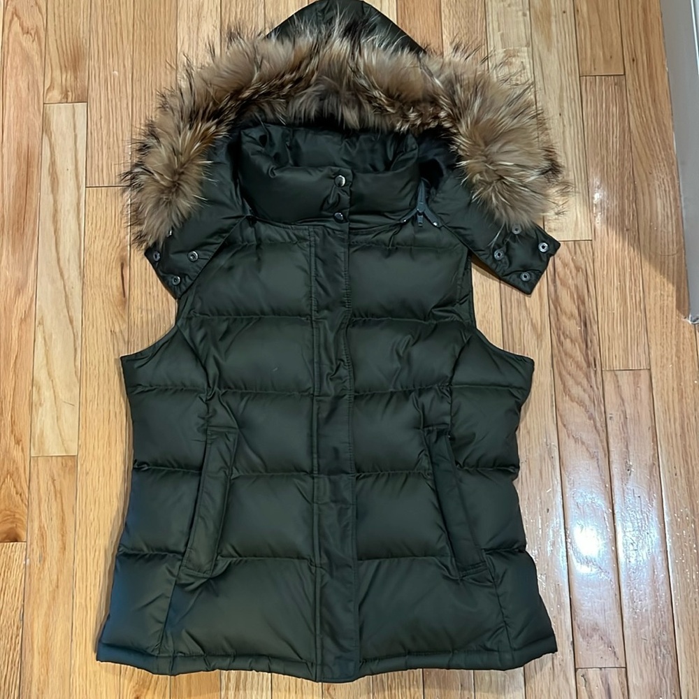 Like new - Theory down vest with raccoon fur trim. Removable hood, size M - Picture 1 of 12
